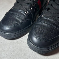 GUCCI 2010年代アーカイブの黒レザーハイカットスニーカー。サイドに赤と緑のウェブストライプ（シェリーライン）を配したミニマルなデザイン。