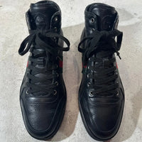 GUCCI 2010年代アーカイブの黒レザーハイカットスニーカー。サイドに赤と緑のウェブストライプ（シェリーライン）を配したミニマルなデザイン。