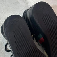 GUCCI 2010年代アーカイブの黒レザーハイカットスニーカー。サイドに赤と緑のウェブストライプ（シェリーライン）を配したミニマルなデザイン。