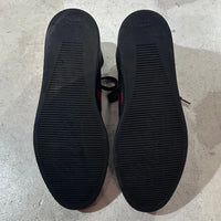 GUCCI 2010年代アーカイブの黒レザーハイカットスニーカー。サイドに赤と緑のウェブストライプ（シェリーライン）を配したミニマルなデザイン。