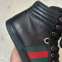 GUCCI 2010年代アーカイブの黒レザーハイカットスニーカー。サイドに赤と緑のウェブストライプ（シェリーライン）を配したミニマルなデザイン。